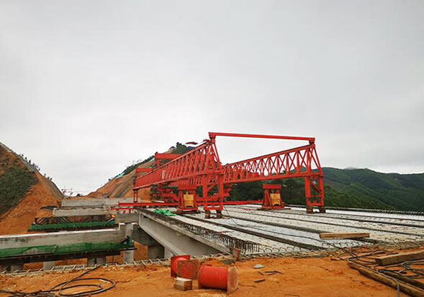 湖北滁州雙懸臂式架橋機(jī)現(xiàn)場案例